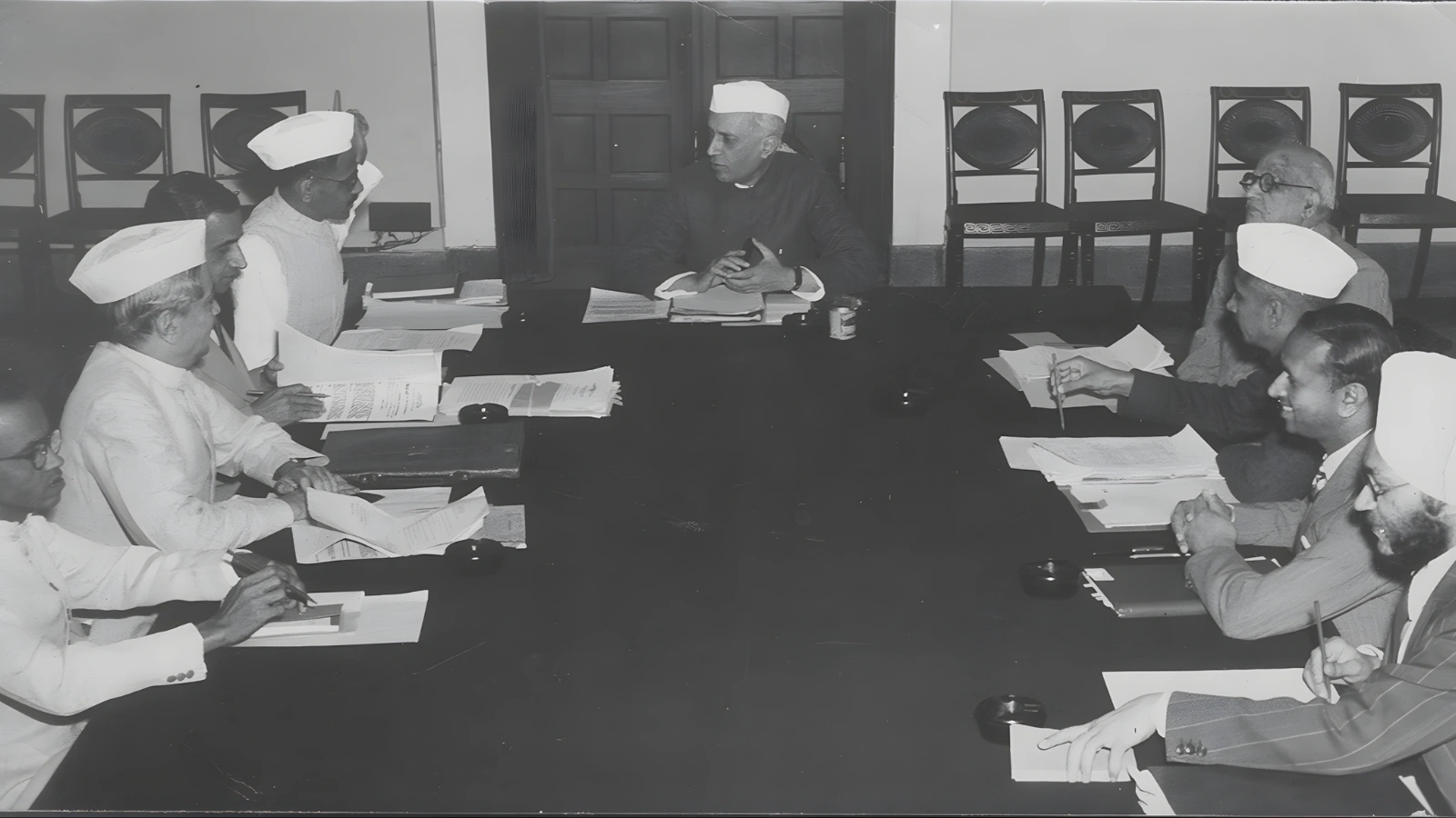 Historical meeting of India's Planning Commission during the early years of economic planning
Caption: